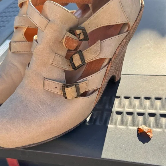 John Fluevog Cream Multi-Buckle Heels Pindowns Farrah - Picture 4 of 7